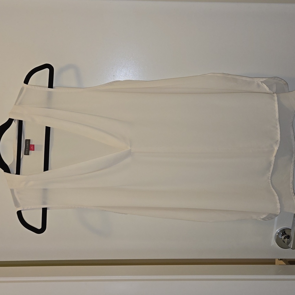 Vince Camuto cream vneck top